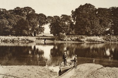 Der Fluss an der Isleworth-Fähre mit Blick auf die grünen Lichtungen der Kew Gardens, aus Wonderful London, veröffentlicht 1926-27 von English Photographer